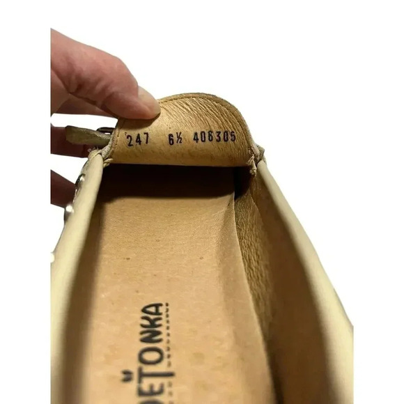 Minnetonka Moccasins Women's Size 6 1/2 Beige Leather Hard Sole Studs Buckle Up - Picture 8 of 8